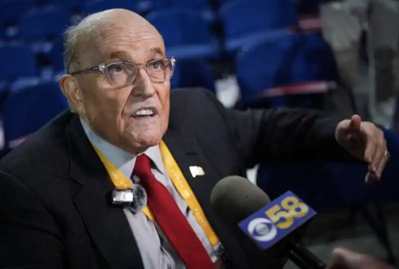 rudy giuliani cade alla convention repubblicana di milwaukee   7