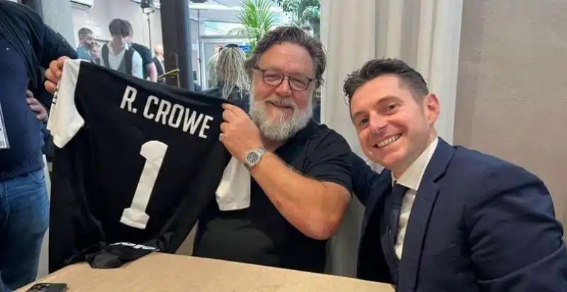 Russell Crowe con il sindaco di ascoli piceno marco fioravanti