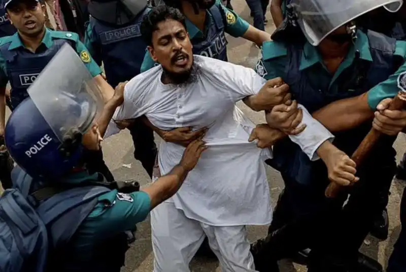 scontri e proteste in bangladesh   12