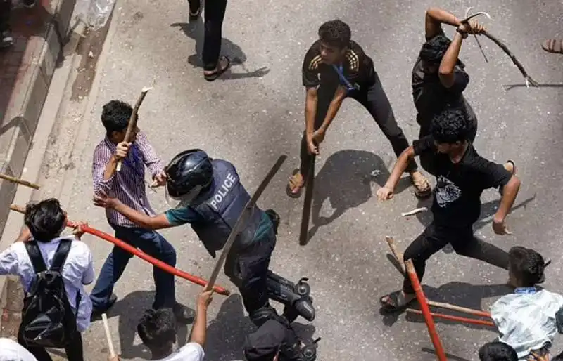 scontri e proteste in bangladesh   13