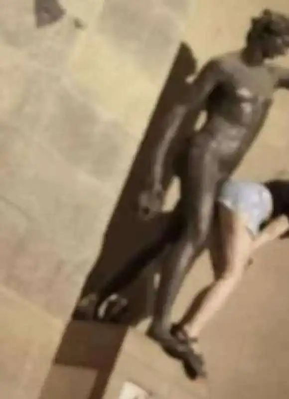 si arrampica su una statua e mima un atto sessuale a firenze 2