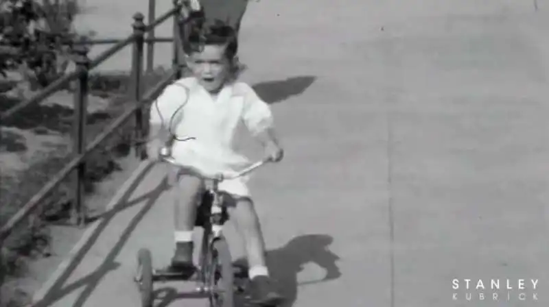 stanley kubrick da bambino sul triciclo  