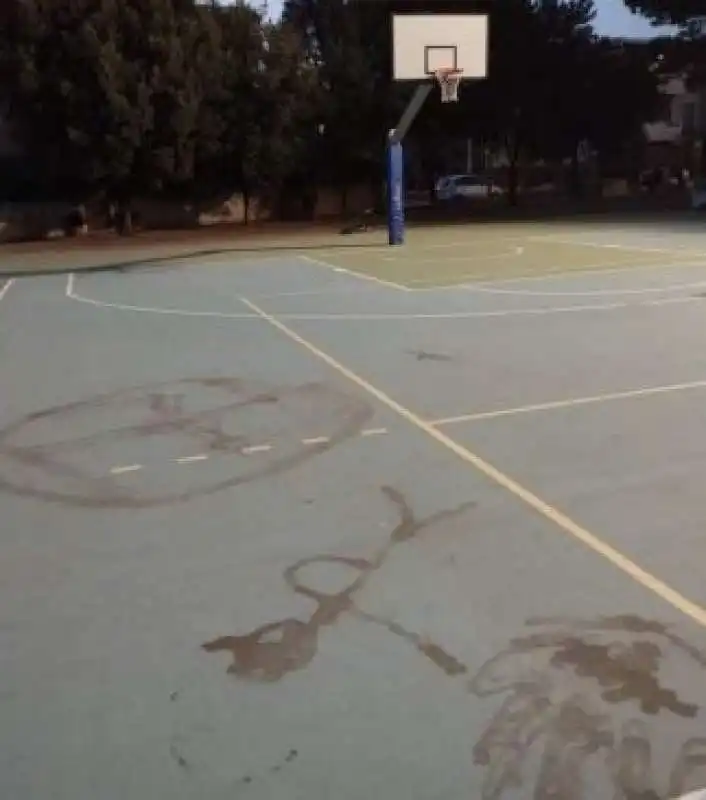 svastica disegnata nel campo da basket comunale a Decimomannu 