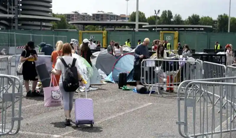 tende davanti a san siro per il concerto di taylor swift 1