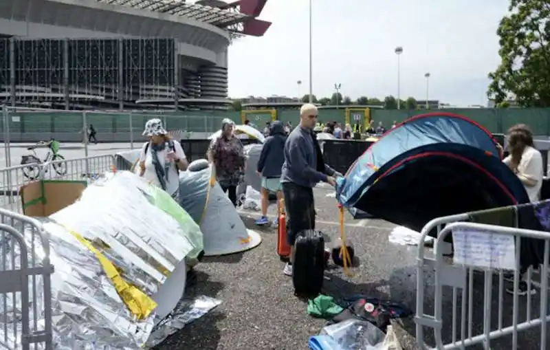 tende davanti a san siro per il concerto di taylor swift 2