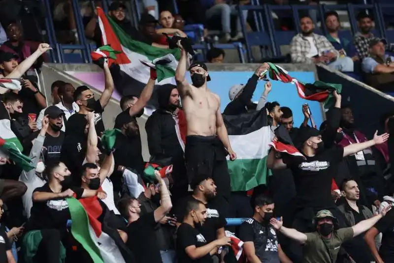 tifosi pro palestina inneggiano a hitler durante israele paraguay   olimpiadi parigi 2024