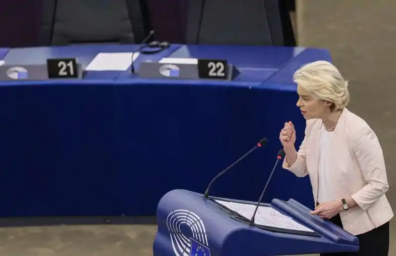 ursula von der leyen al parlamento europeo di strasburgo 