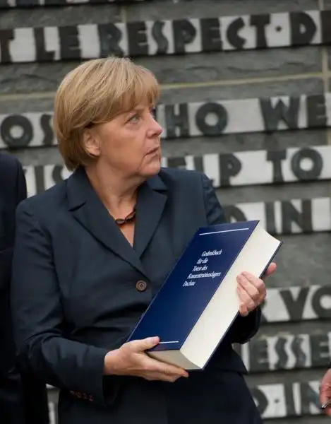 ANGELA MERKEL A DACHAU 