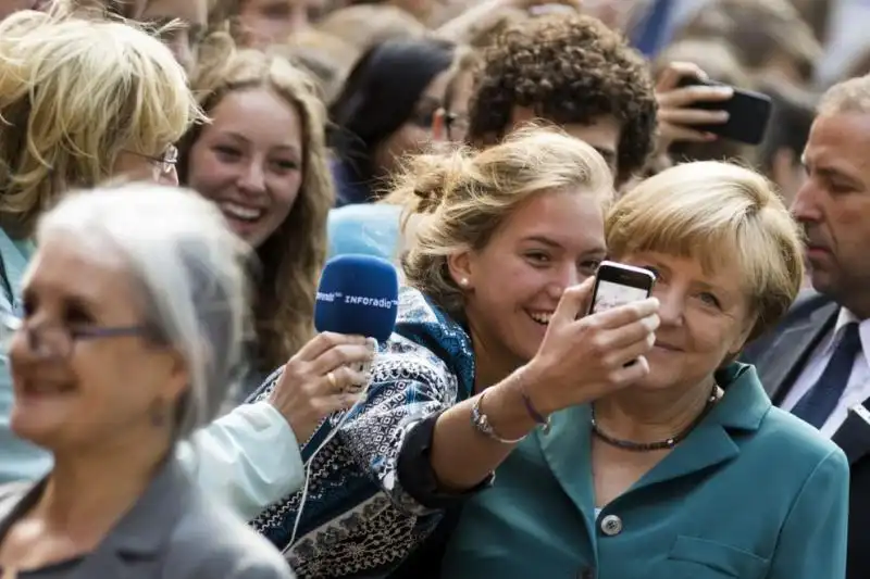 ANGELA MERKEL E LA FOTO CON UNA FAN