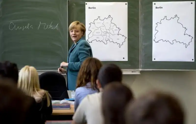 ANGELA MERKEL FA LEZIONE AI RAGAZZI DI UN LICEO