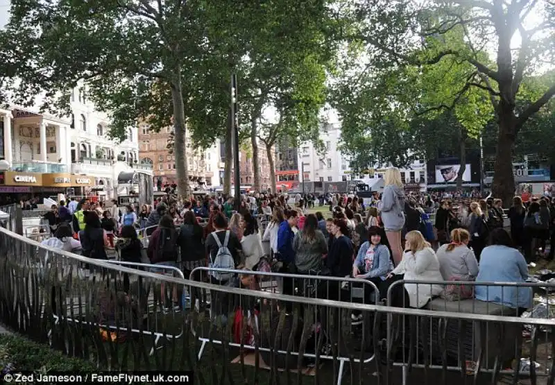 LATTESA DEI FAN PER LA PRESENTAZIONE DEL FILM DEGLI ONE DIRECTION 