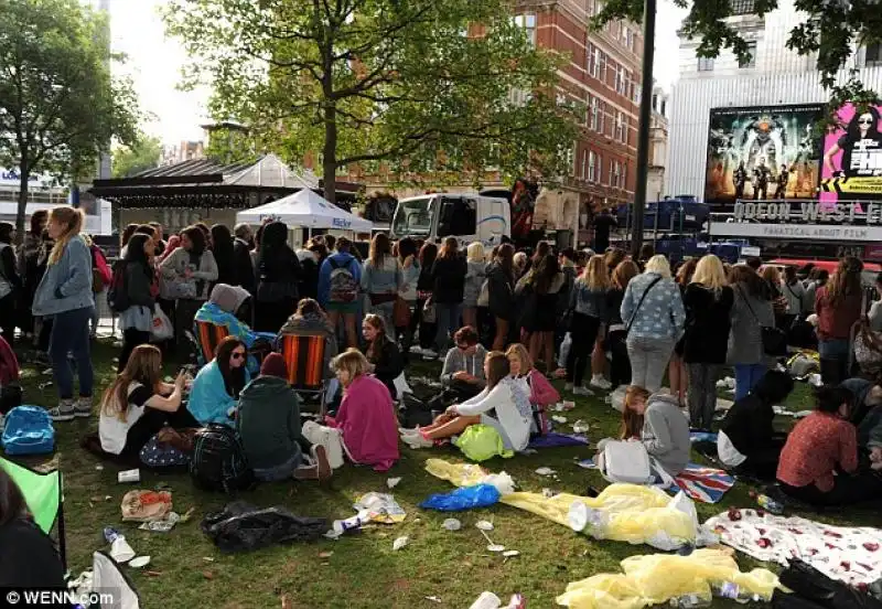 LATTESA DEI FAN PER LA PRESENTAZIONE DEL FILM DEGLI ONE DIRECTION 