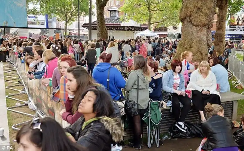 LATTESA DEI FAN PER LA PRESENTAZIONE DEL FILM DEGLI ONE DIRECTION 