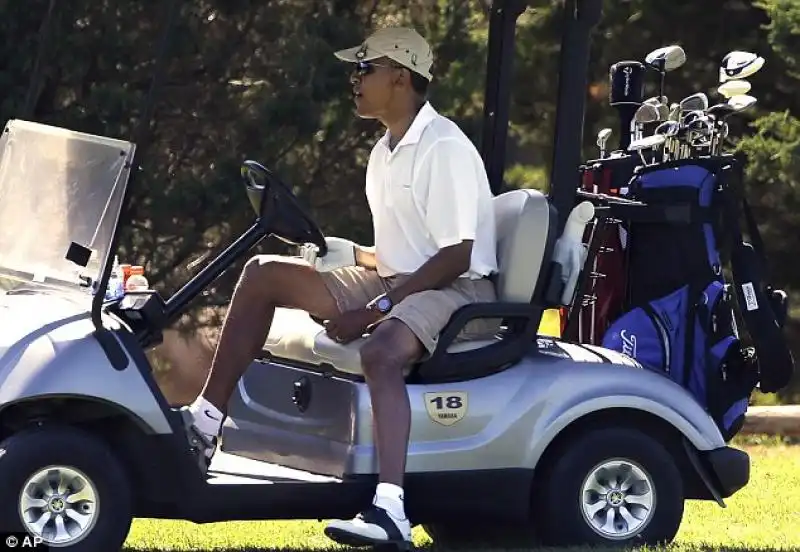 BARACK OBAMA GIOCA A GOLF A MARTHA S VINEYARD 