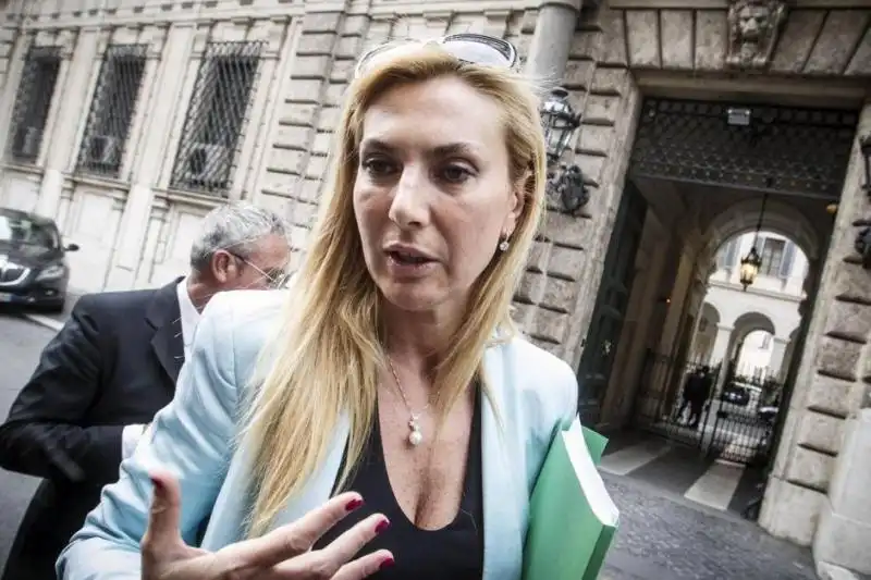 LA CONDANNA DI BERLUSCONI PELLEGRINAGGIO A PALAZZO GRAZIOLI MICAELA BIANCOFIORE 