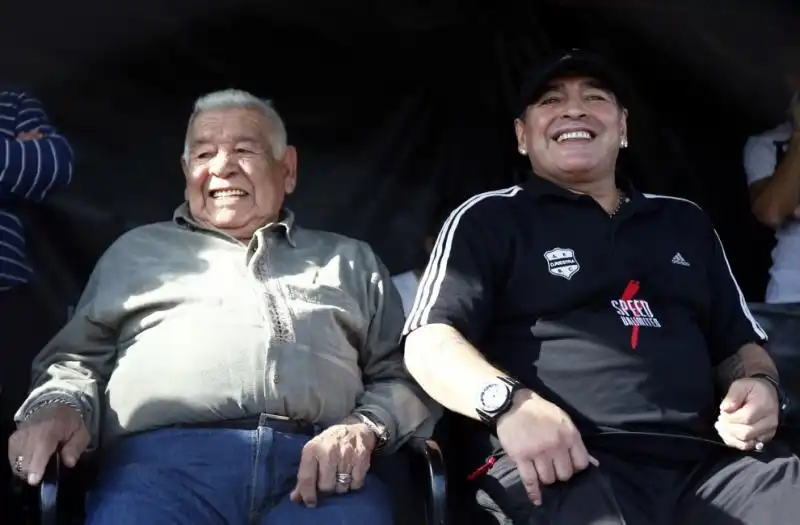 DIEGO ARMANDO MARADONA CON SUO PADRE 