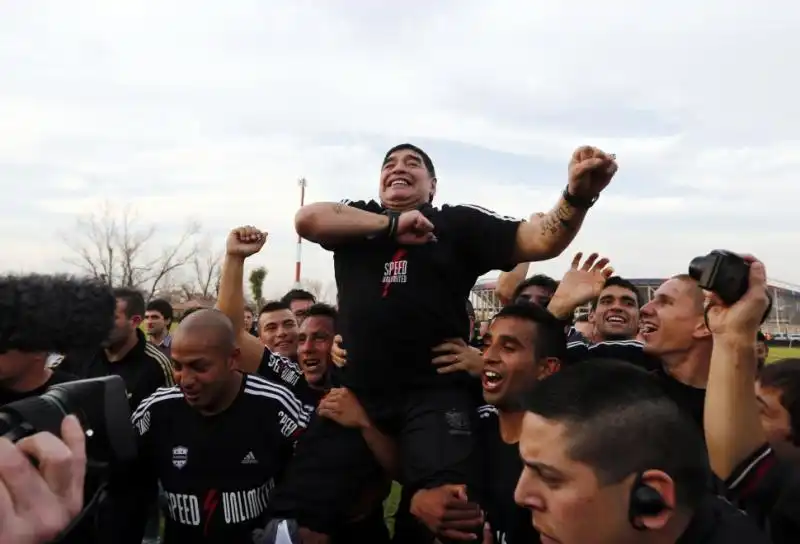 DIEGO ARMANDO MARADONA NELLA SUA NUOVA VESTE DI TECNICO MOTIVATORE DEL DEPORTIVO RIESTRA DI BUENOS AIRES 