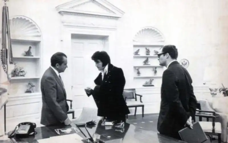 ELVIS E NIXON ALLA CASA BIANCA