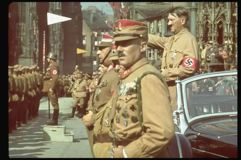 HITLER A COLORI FOTO DI HUGO JAEGER PER LIFE MAGAZINE 