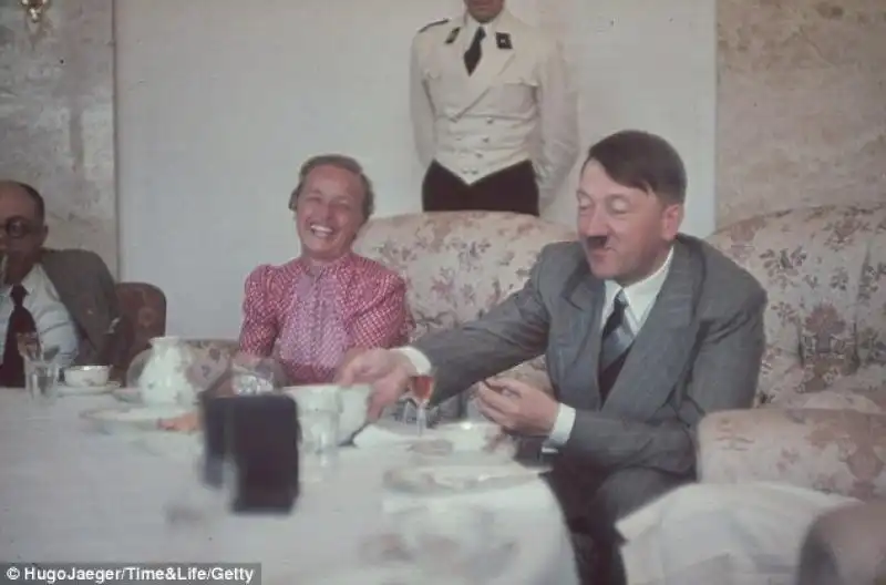 HITLER A COLORI FOTO DI HUGO JAEGER PER LIFE MAGAZINE 