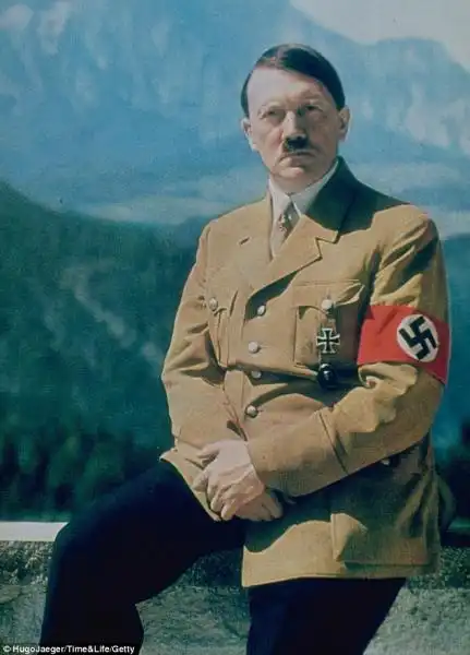 HITLER A COLORI FOTO DI HUGO JAEGER PER LIFE MAGAZINE 