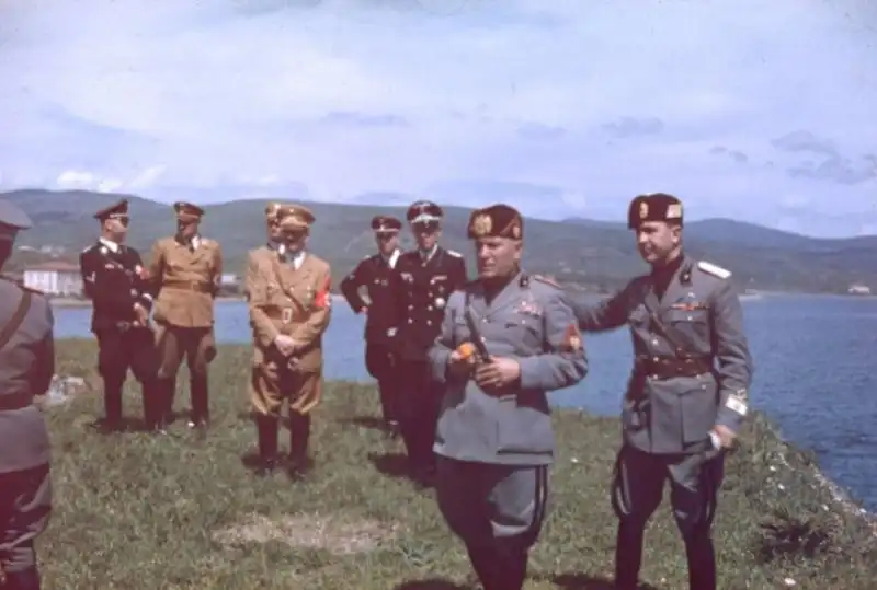 HITLER E MUSSOLINI A COLORI FOTO DI HUGO JAEGER PER LIFE MAGAZINE 