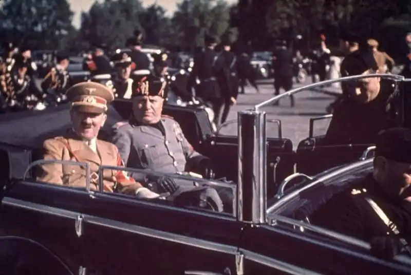 HITLER E MUSSOLINI A COLORI FOTO DI HUGO JAEGER PER LIFE MAGAZINE 