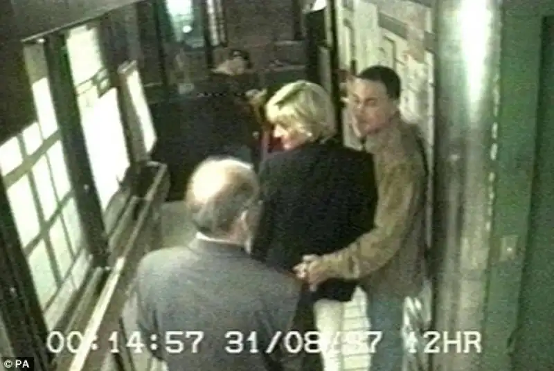 LADY DIANA E DODI AL-FAYED ESCONO DALL'HOTEL 