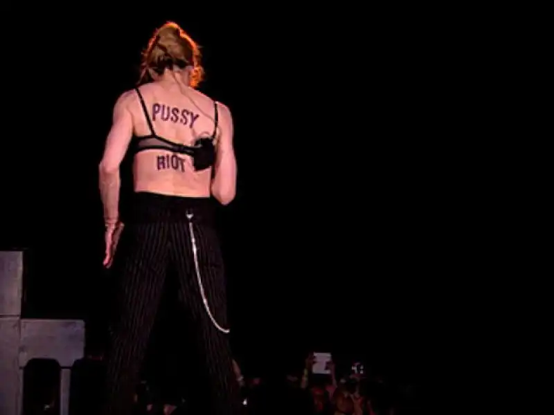 MADONNA IN RUSSIA CON CAPPUCCIO E TATUAGGIO PUSSY RIOT 