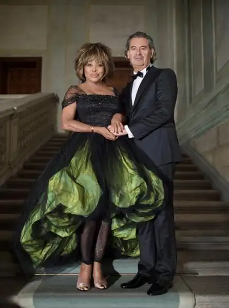 IL MATRIMONIO DI TINA TURNER CON VESTITO ARMANI ED ERWIN BACH 