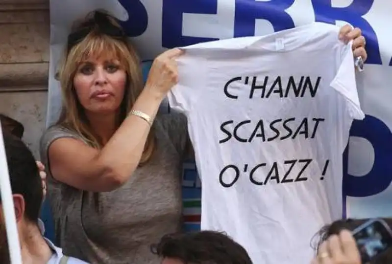 Mussolini con t-shirt 'c'hann scassat o' 