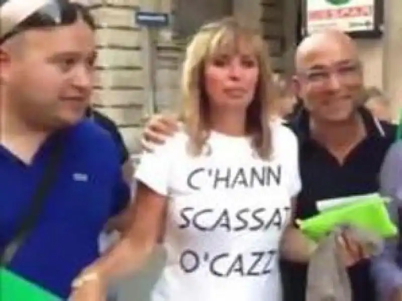 Mussolini con t-shirt 'c'hann scassat o'