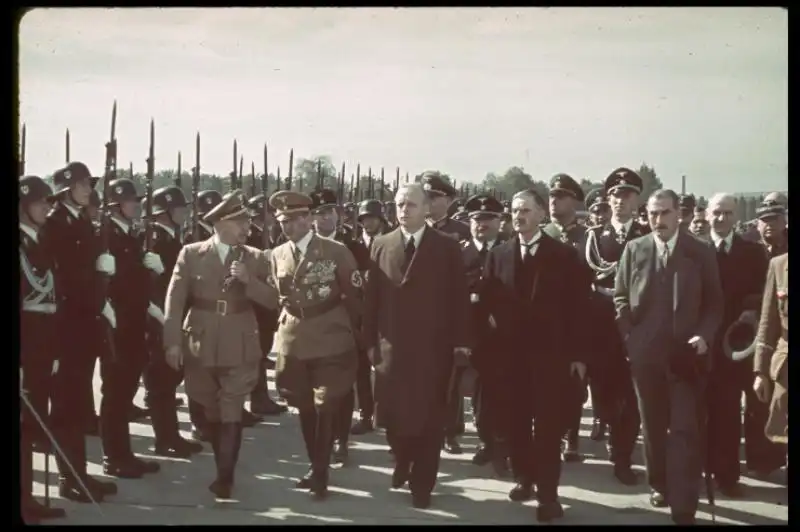 NEVILLE CHAMBERLAIN E HITLER FOTO DI HUGO JAEGER PER LIFE MAGAZINE 