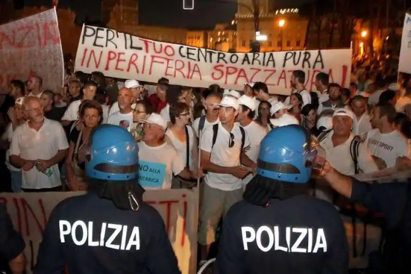 proteste ai fori imperiali per la discarica 