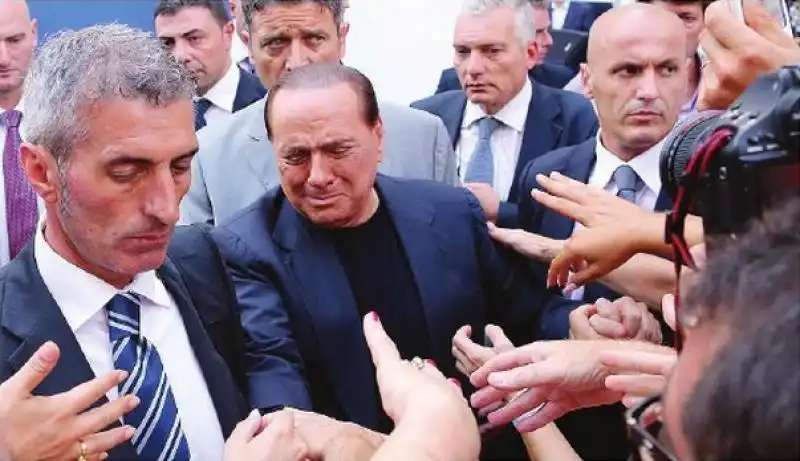 SILVIO BERLUSCONI COMMOSSO A VIA DEL PLEBISCITO