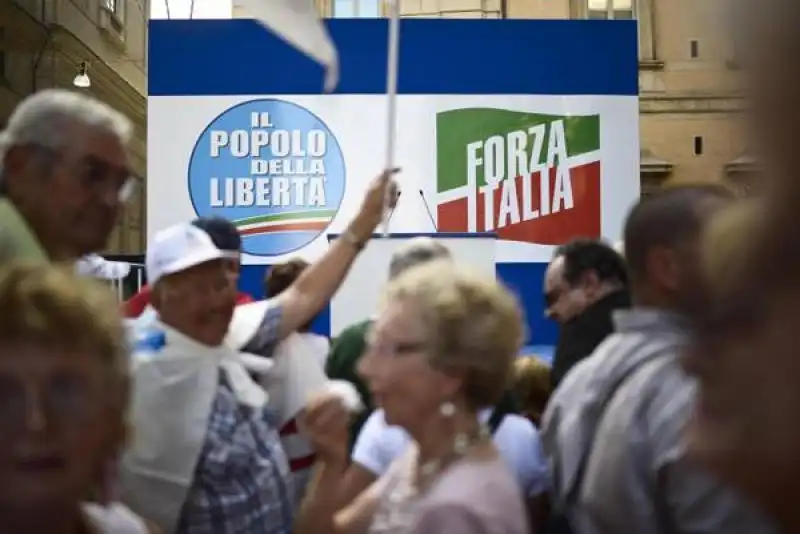 sostenitori pdl in piazza per berlusconi