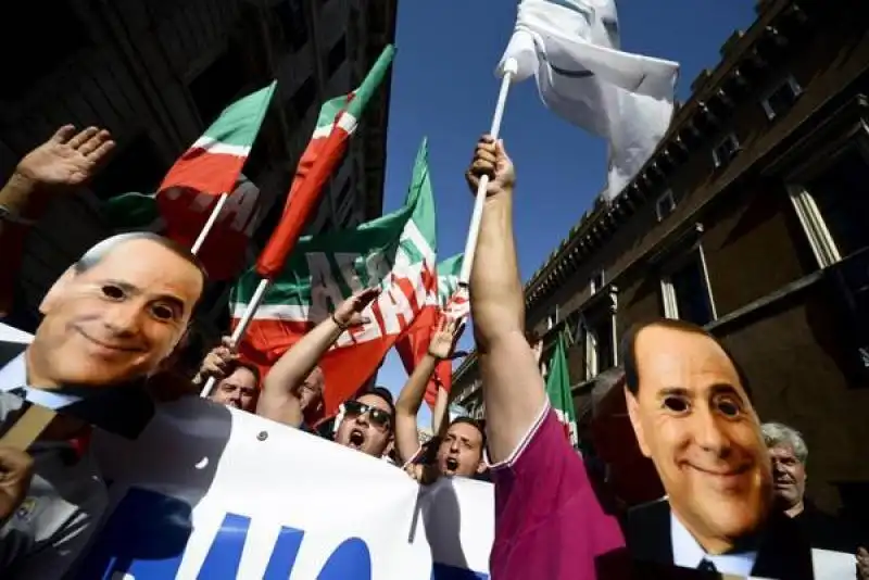 sostenitori pdl in piazza per berlusconi