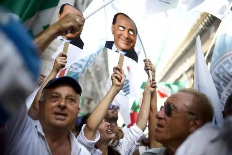 sostenitori pdl in piazza per berlusconi