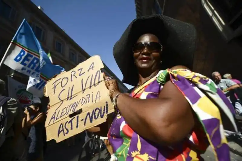 sostenitori pdl in piazza per berlusconi