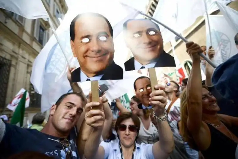 sostenitori pdl in piazza per berlusconi