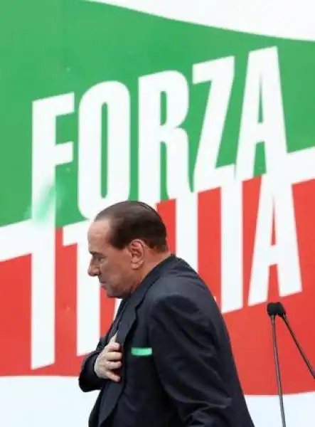 sostenitori pdl in piazza per berlusconi