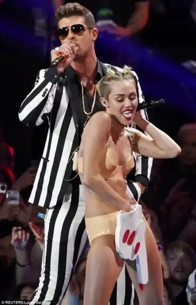 MTV VIDEO MUSIC AWARDS ESIBIZIONE DI MILEY CYRUS E ROBIN THICKE 