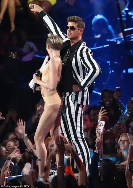 MTV VIDEO MUSIC AWARDS ESIBIZIONE DI MILEY CYRUS E ROBIN THICKE 