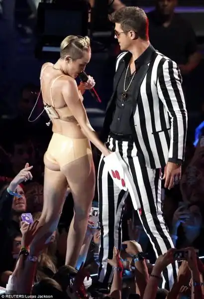 MTV VIDEO MUSIC AWARDS ESIBIZIONE DI MILEY CYRUS E ROBIN THICKE 