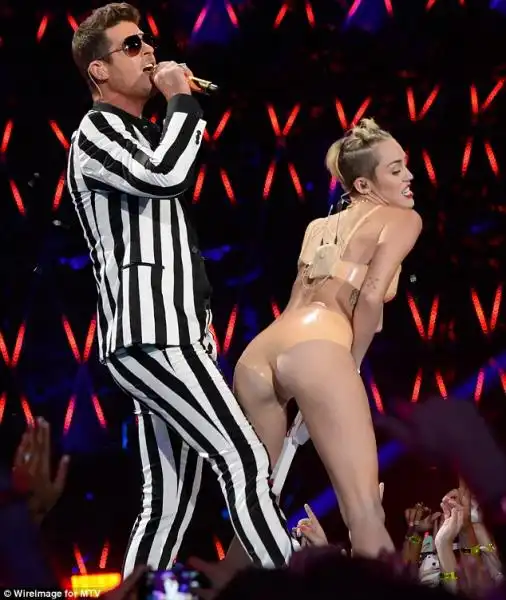 MTV VIDEO MUSIC AWARDS ESIBIZIONE DI MILEY CYRUS E ROBIN THICKE 