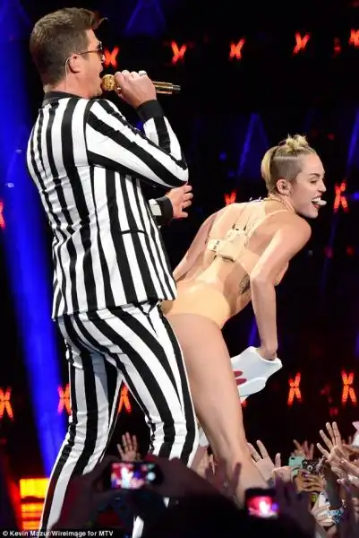 MTV VIDEO MUSIC AWARDS ESIBIZIONE DI MILEY CYRUS E ROBIN THICKE 