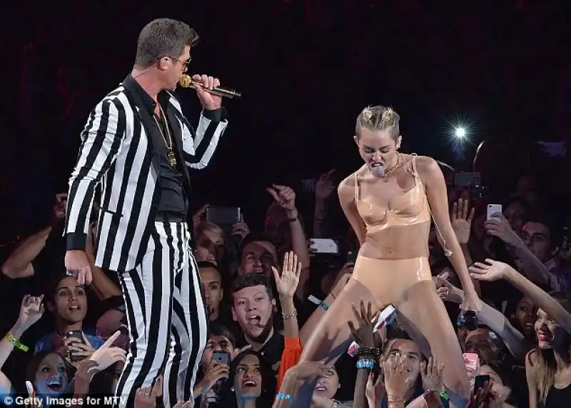 MTV VIDEO MUSIC AWARDS ESIBIZIONE DI MILEY CYRUS E ROBIN THICKE 