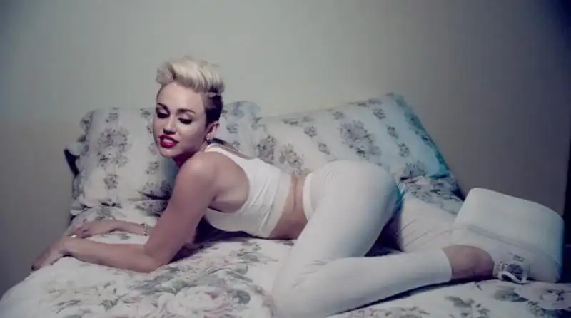 VIDEO SEXY WE CANT STOP MILEY CYRUS 