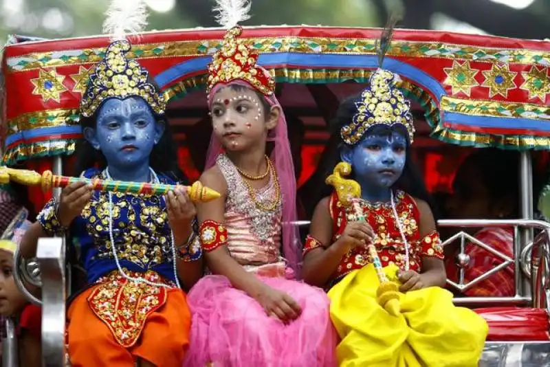 bangladesh   i bimbi vestiti da divinita