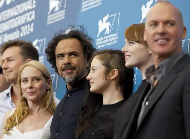 alejandro inarritu con il cast di birdman